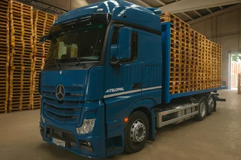 Camión con palets reciclados y plataforma logística EURO6