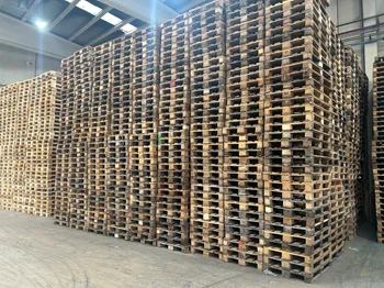 Palets EUR usados apilados en almacén listos para su venta en Barcelona